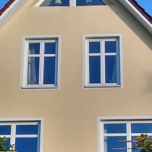 Saubere Putzfassade nach erfolgreicher Fassadenreinigung! Fassadenreinigung gelbe Hauswand Einfamilienhaus nachher, sauber
